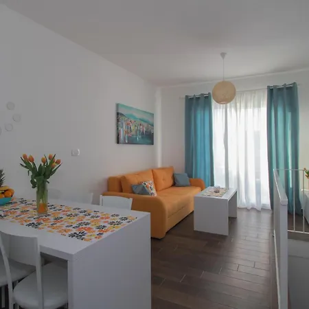 Beautiful In Okrug Gornji With Kitchen Apartment